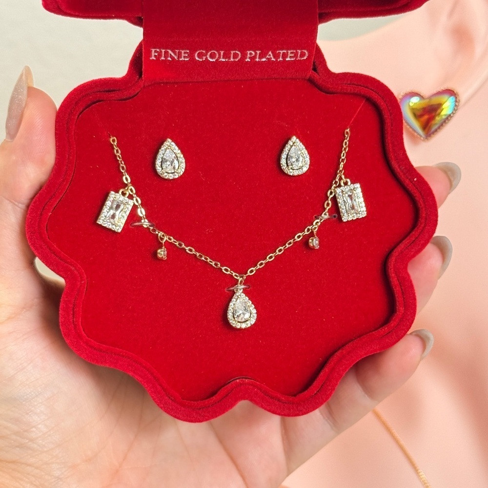Fine Gold Plated Silver Earrings and Necklace Set - Picture 4 of 11